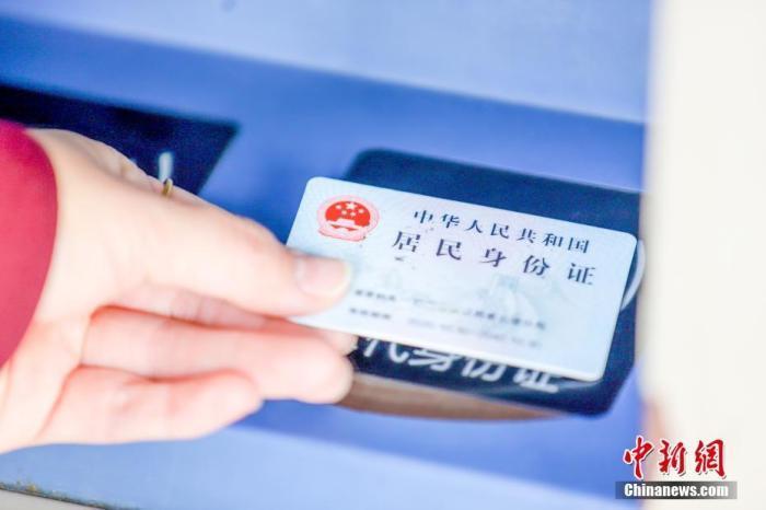 2022年1月3日，在南昌火车站，旅客刷身份证进站。 <a target='_blank' href='/'>中新社</a>发 鲍赣生 摄 图片来源：CNSPHOTO